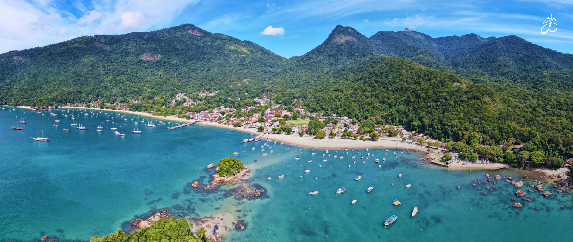 Vista aérea da Vila do Abraão, Ilha Grande